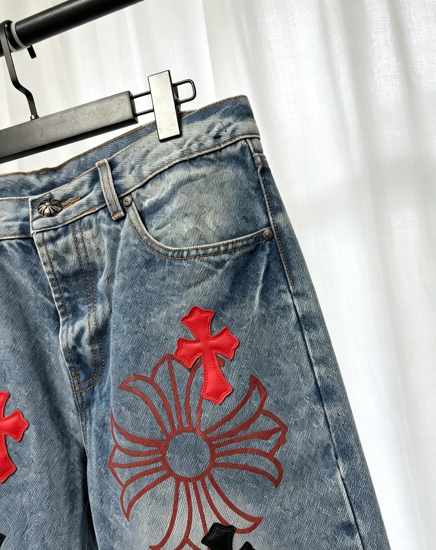 Chrome Hearts Chrome Hearts ， ， Retro ， 。 Chrome Hearts × Levi’s ， Classic ， ， ， 。 、 ， ， ， ， ， ； 、 、 ， ， 。 ✖️Levi’s ， Genuine Leather ， ，Retro ， 。
